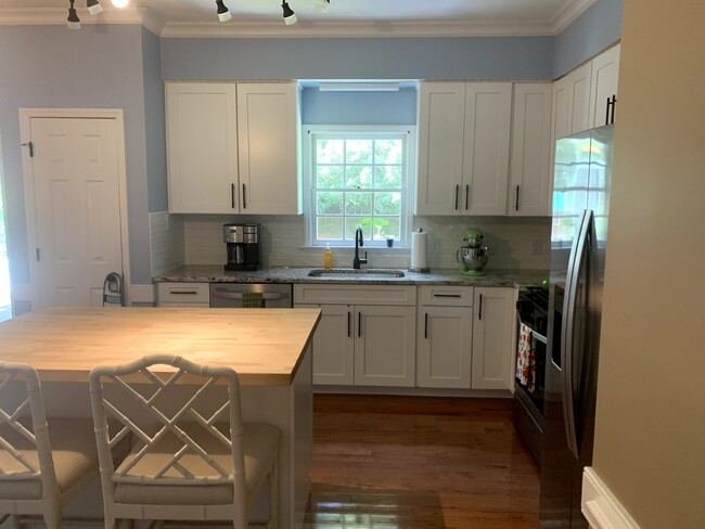 Cocina renovada con isla - 132 S Marion Dr