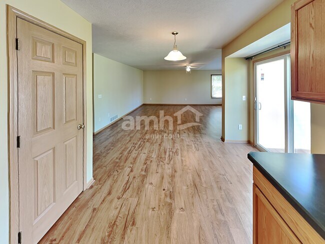 Foto del edificio - 2395 Featherwood Dr