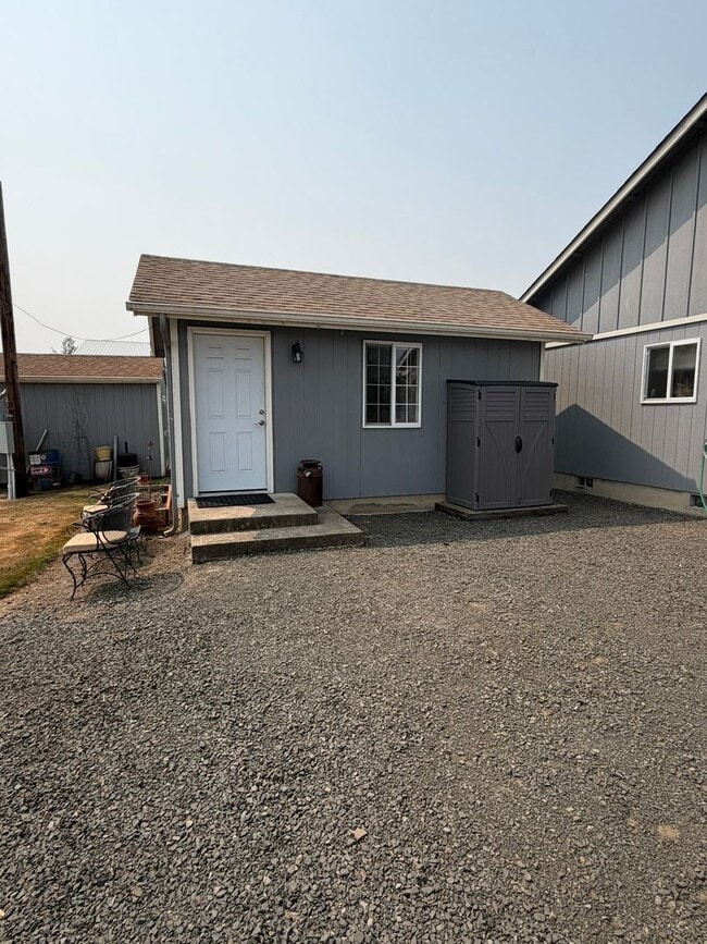 Building Photo - 1228 Cascade Dr