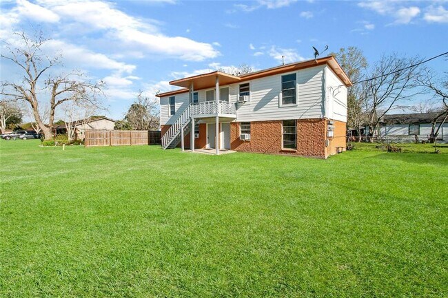 Building Photo - 2 Bed 1 Bath House in the Heart of Danbury!