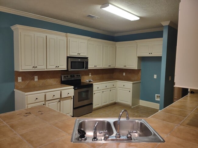 Building Photo - 113 Harvey Cir