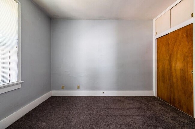 Building Photo - Centrally Located Single Family Home