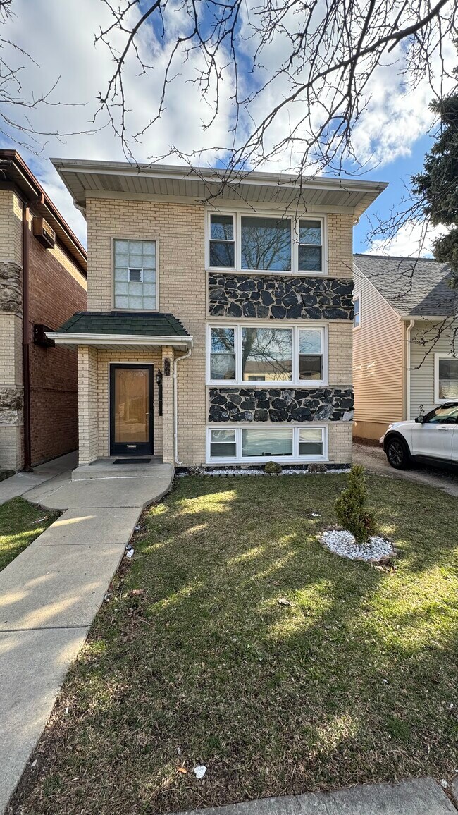 Foto del edificio - 5647 W Lawrence Ave