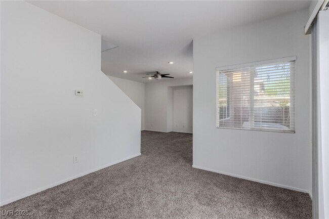 Foto del edificio - 8791 Brilliant Star Dr