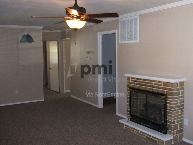 Building Photo - 2913 E Cardinal Dr