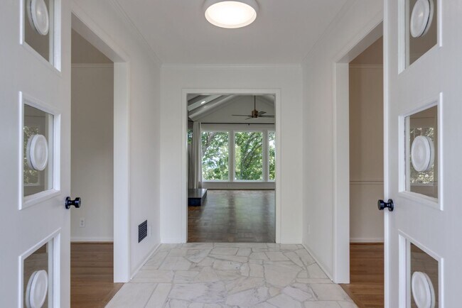 Foto del edificio - Renovated 3 Bed, 3 Bath Single Level Ranch...