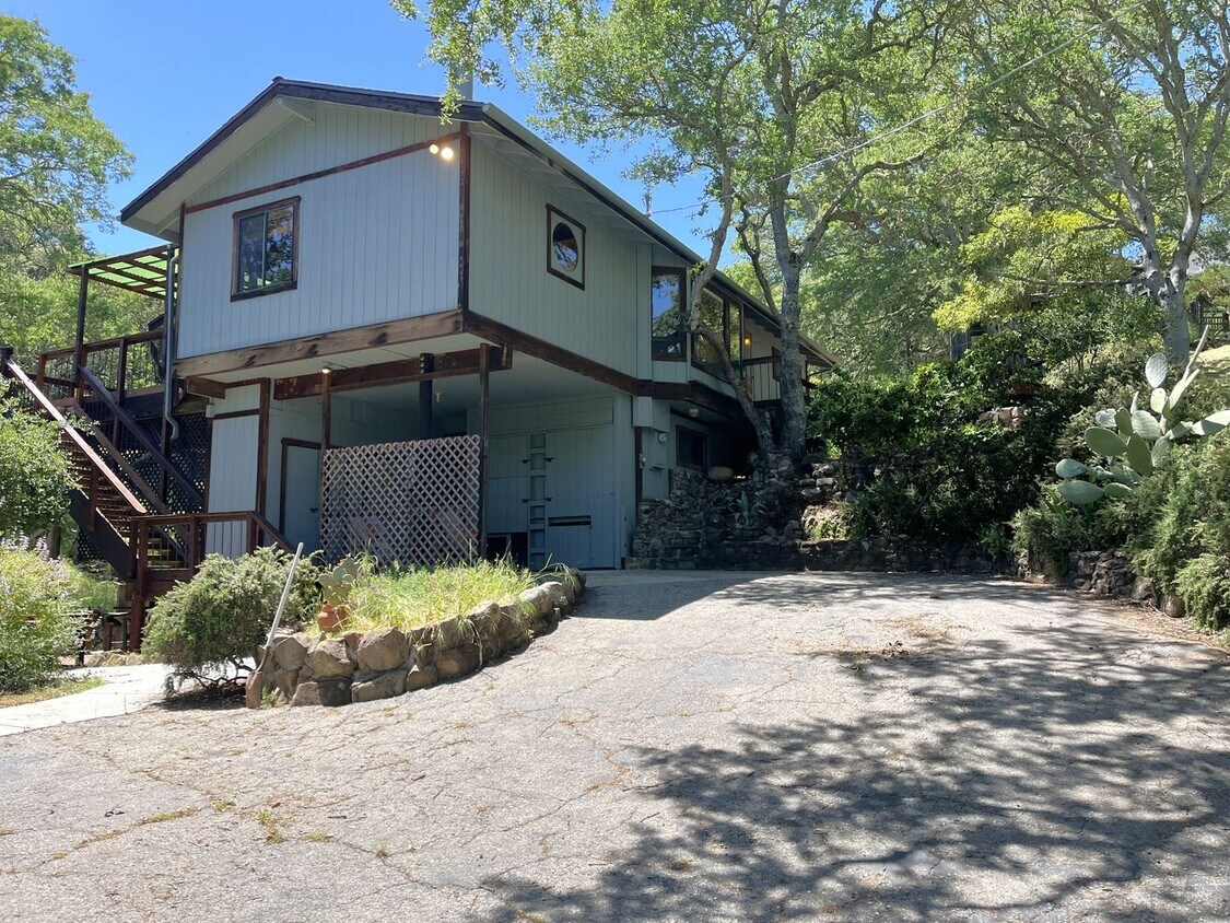 Primary Photo - Home the Atascadero Hills! Tree House Retr...