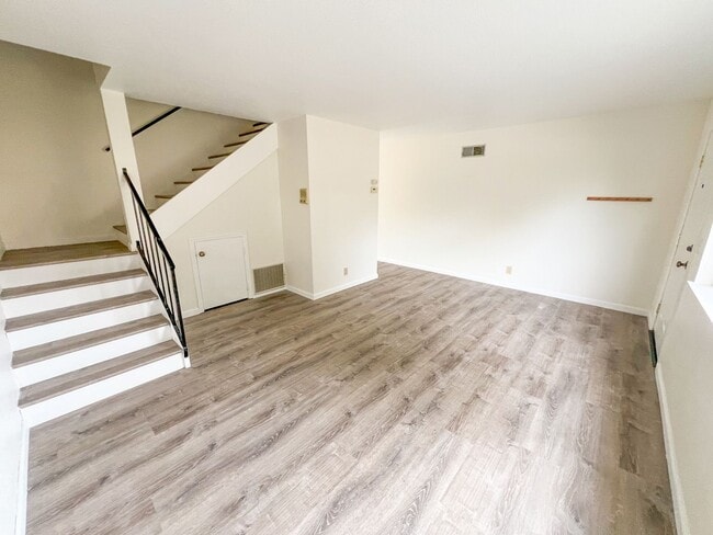 Building Photo - Remodeled Townhouse Near Downtown Campbell