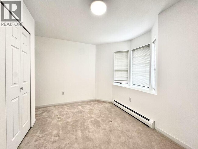 Photo du bâtiment - 1921 Harrison Dr