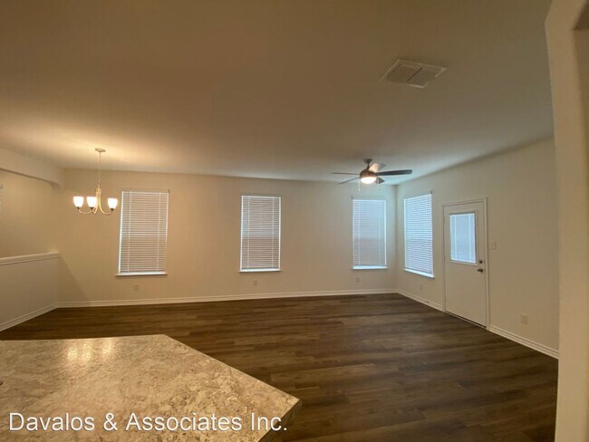 Foto del edificio - 3 br, 5 bath House - 11335 Camassia