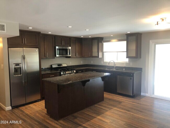 Foto del edificio - 3835 E Ludlow Dr