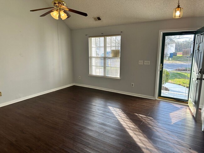 Building Photo - Adorable Three Bedroom Two Bath Home in Wa...