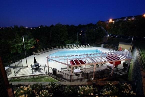 Piscina con terraza - Views of Brentwood