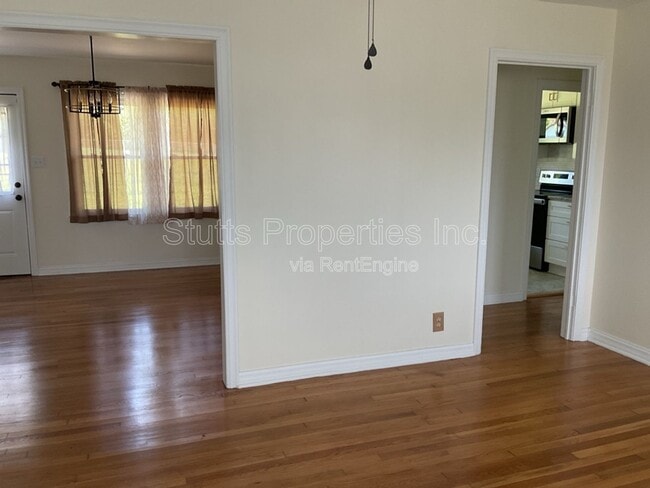 Building Photo - 104 Camellia Dr