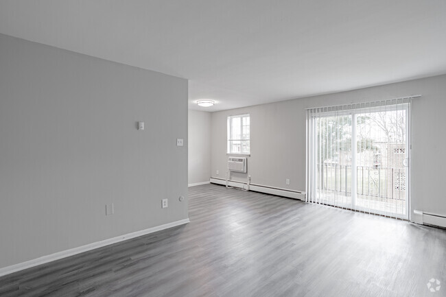 1BR, 1BA - 740SF - Living Room - Coventry Place Apartments