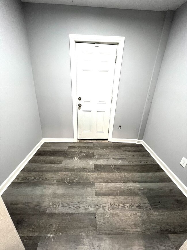 Building Photo - Recently rehabbed townhouse available in W...