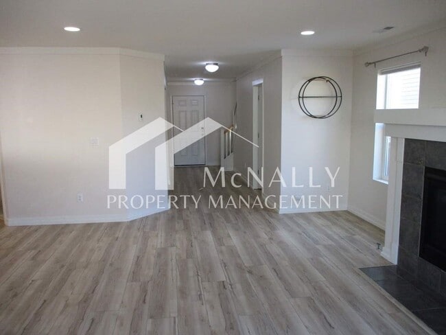 Foto del edificio - Spacious 3 Bedroom 3 Bath Home with Modern Amenities