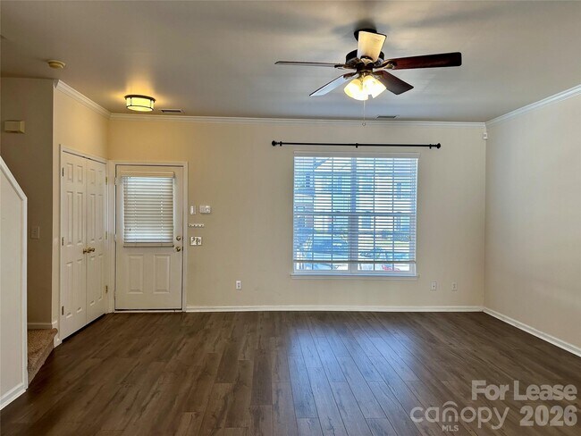 Foto del edificio - 6836 Rothchild Dr