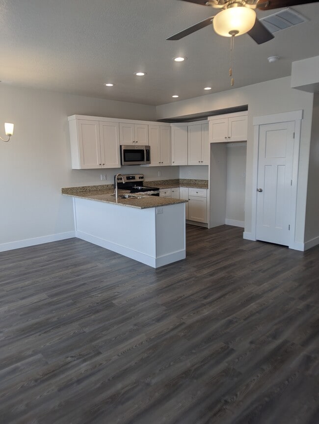 Building Photo - 96 W 425 N