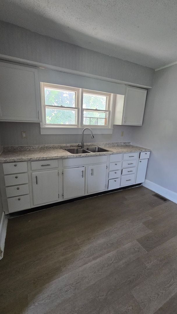 Building Photo - 2 Bed/1 Bath - Spacious Living Room, Detac...