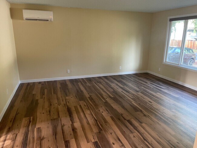 Foto del edificio - 3 Bedroom 2 Bathroom with 2 Car Garage in ...