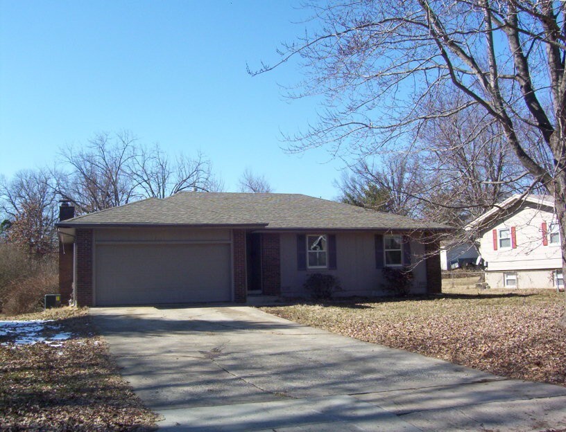 Foto principal - Three bedroom house in Southeast Springfield!