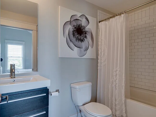 Foto del edificio - 619 Chesterfield Way