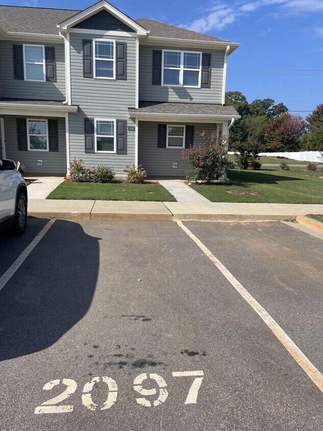 Building Photo - 3 Bedroom 2.5 Bath Townhouse