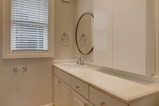 Foto del edificio - Rare & Charming Upper Queen Anne Home Available July!