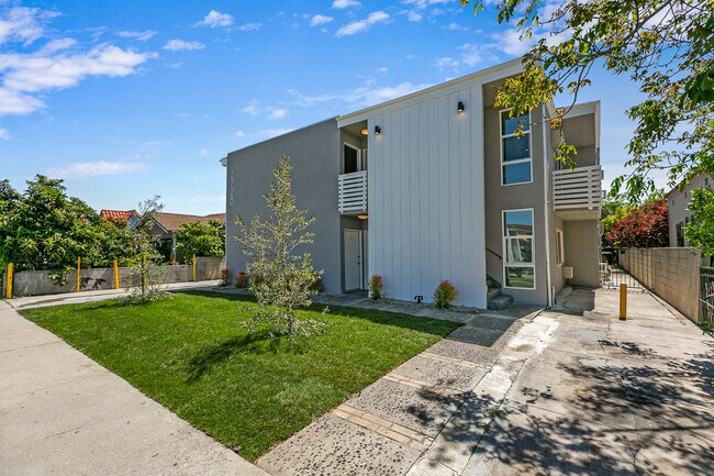 Building Photo - 2726 Alsace Ave