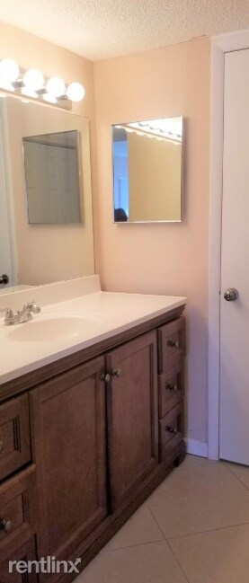 Foto del edificio - 1 br, 1 bath  - 311 SW 113th Way