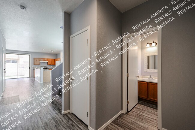 Building Photo - Beautiful 4 bedroom home in Laveen!