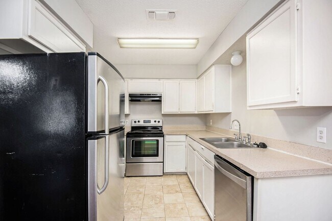 Building Photo - Updated 2 Bedroom, 2 Bathroom Duplex in No...
