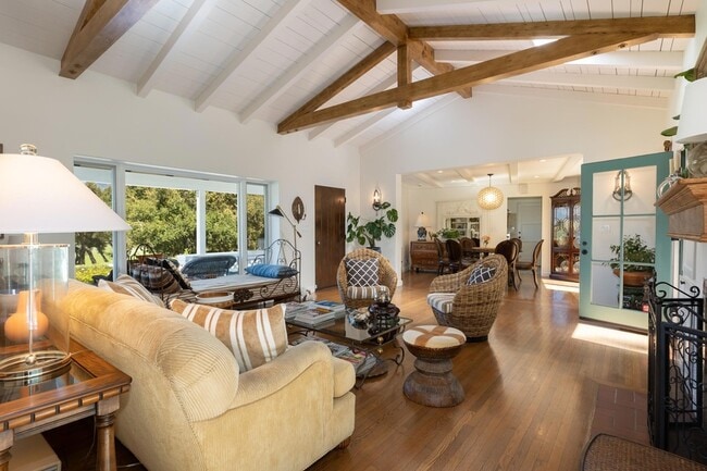 Building Photo - 4015 Lago Dr