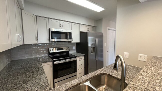 Foto del edificio - One Bedroom Condo in 55+ Community