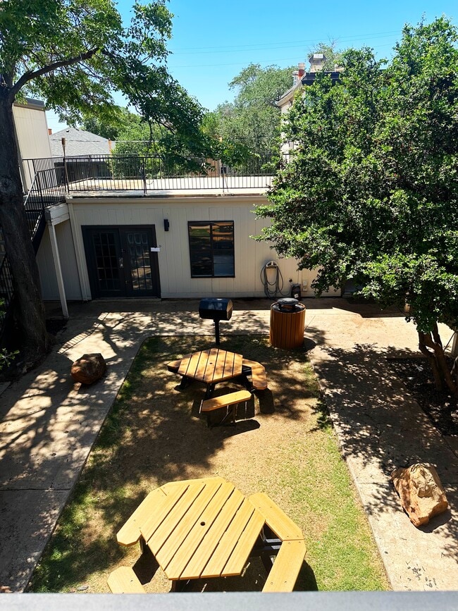 Vista del patio interior de comodidades - DR 2101 16th Street (Nomad Apartments)