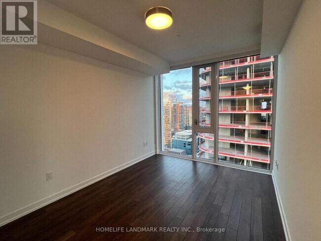 Building Photo - 158 Front St E