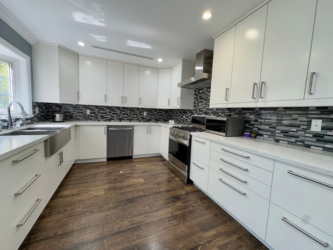 Building Photo - Large Open Layout Nestled in a Quiet Neighborhood with Stunning Mountain Views