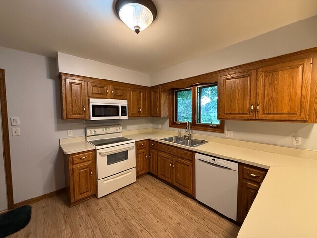 Building Photo - Bloomington 4 Bed 3 Bath SF Home available...