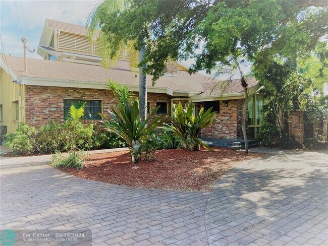 Building Photo - 1700 SE 12th Ct