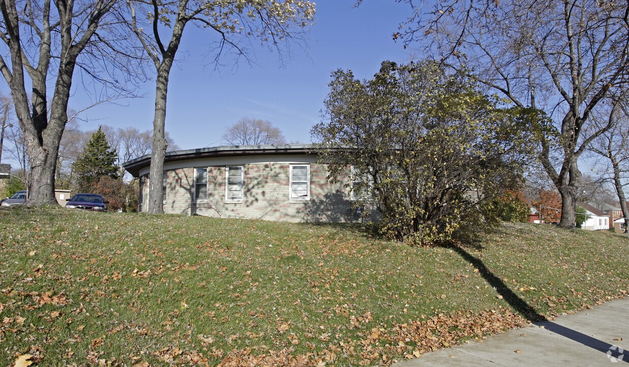 Building Photo - 9112 W Bluemound Rd