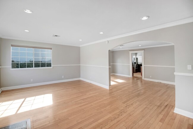 Building Photo - Pet Friendly Home in Pasadena