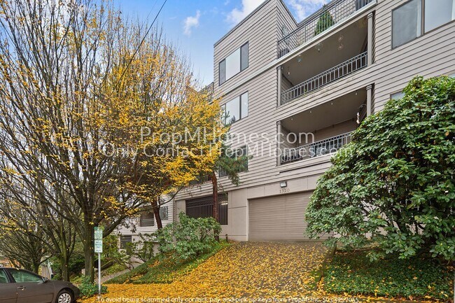 Building Photo - Discover Urban Elegance in Goose Hollow!
