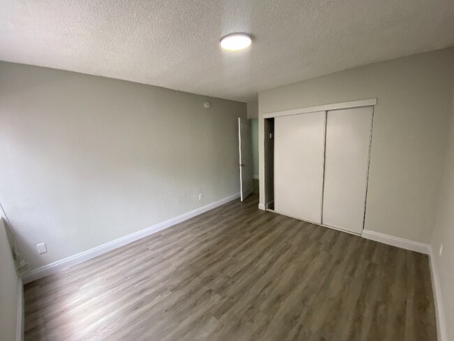 Building Photo - 641 W 92nd St