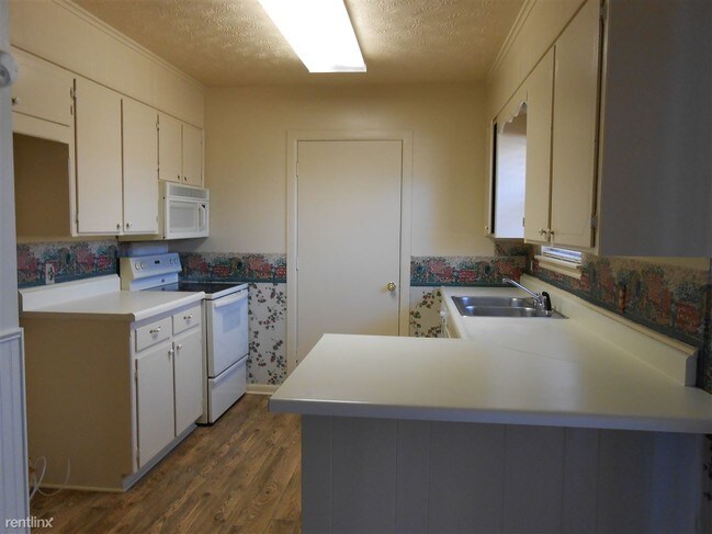 Building Photo - 930 E 13th St