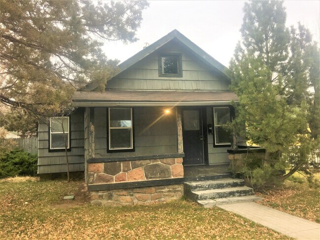Building Photo - Charming Westside bungalow, located on New...