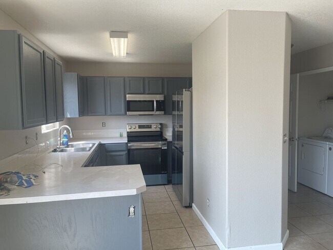 Foto del edificio - Spacious two story home with finished base...