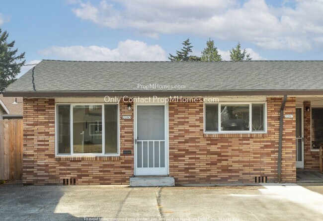 Building Photo - Deposit Special - Cozy Two Bedroom in NE!