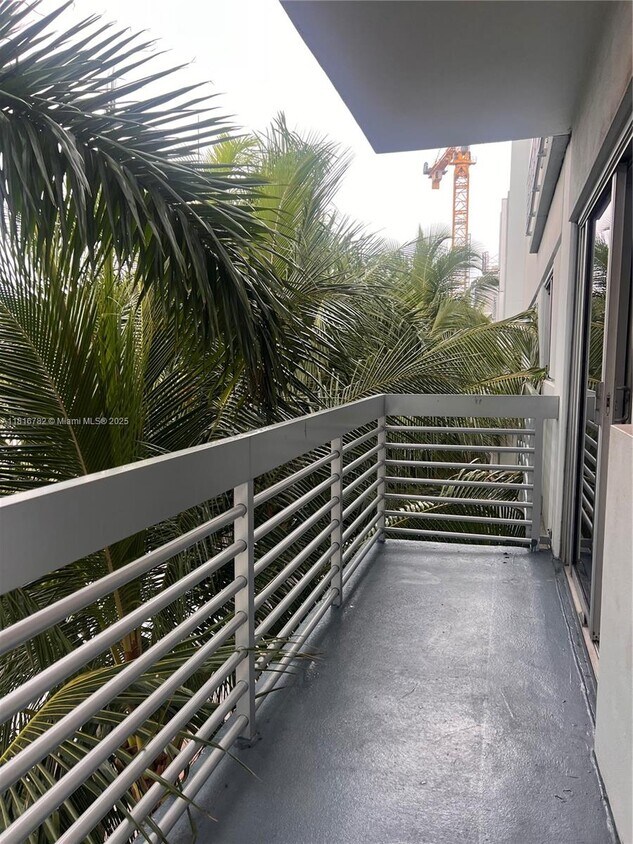 Primary Photo - 4332 Collins Ave
