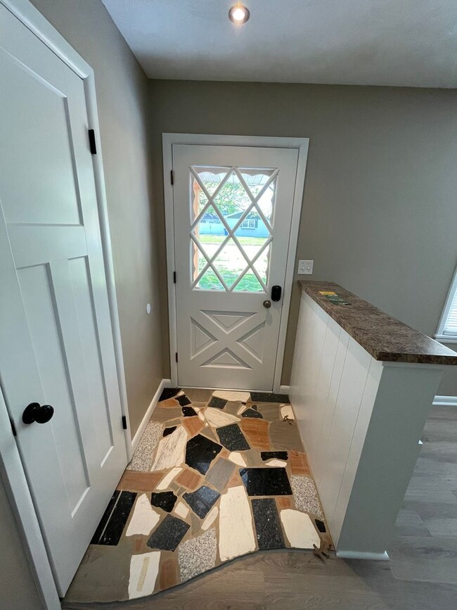 Building Photo - NEWLY RENOVATED - 3bdr 2 bath